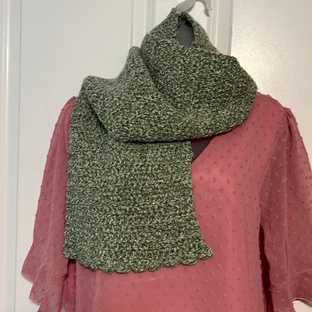 2 for $25 🧡🆕 Hand-crocheted green/white marled scarf with scalloped edge
